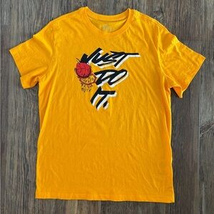 Nike Basketball Just Do It Mens Large University Gold Short Sleeve Tee Shirt